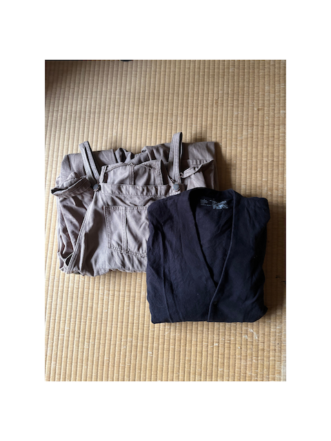 今回処分する服と回収BOXにいれる予定の服です。
左 ユニクロのオールインワン
右 無印良品のジャケット